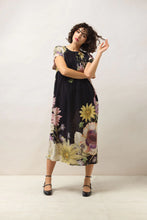 Load image into Gallery viewer, Black Daisy Print Pleat Dress