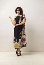 Load image into Gallery viewer, Black Daisy Print Pleat Dress