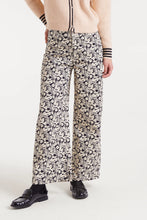 Load image into Gallery viewer, Compania Fantastica Stretched Jeans

