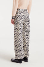 Load image into Gallery viewer, Compania Fantastica Stretched Jeans
