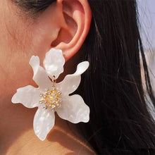 Load image into Gallery viewer, Romantic White Flower Earrings
