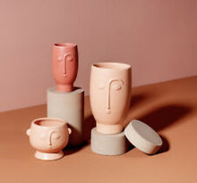 Load image into Gallery viewer, Face Vase Matt Pink

